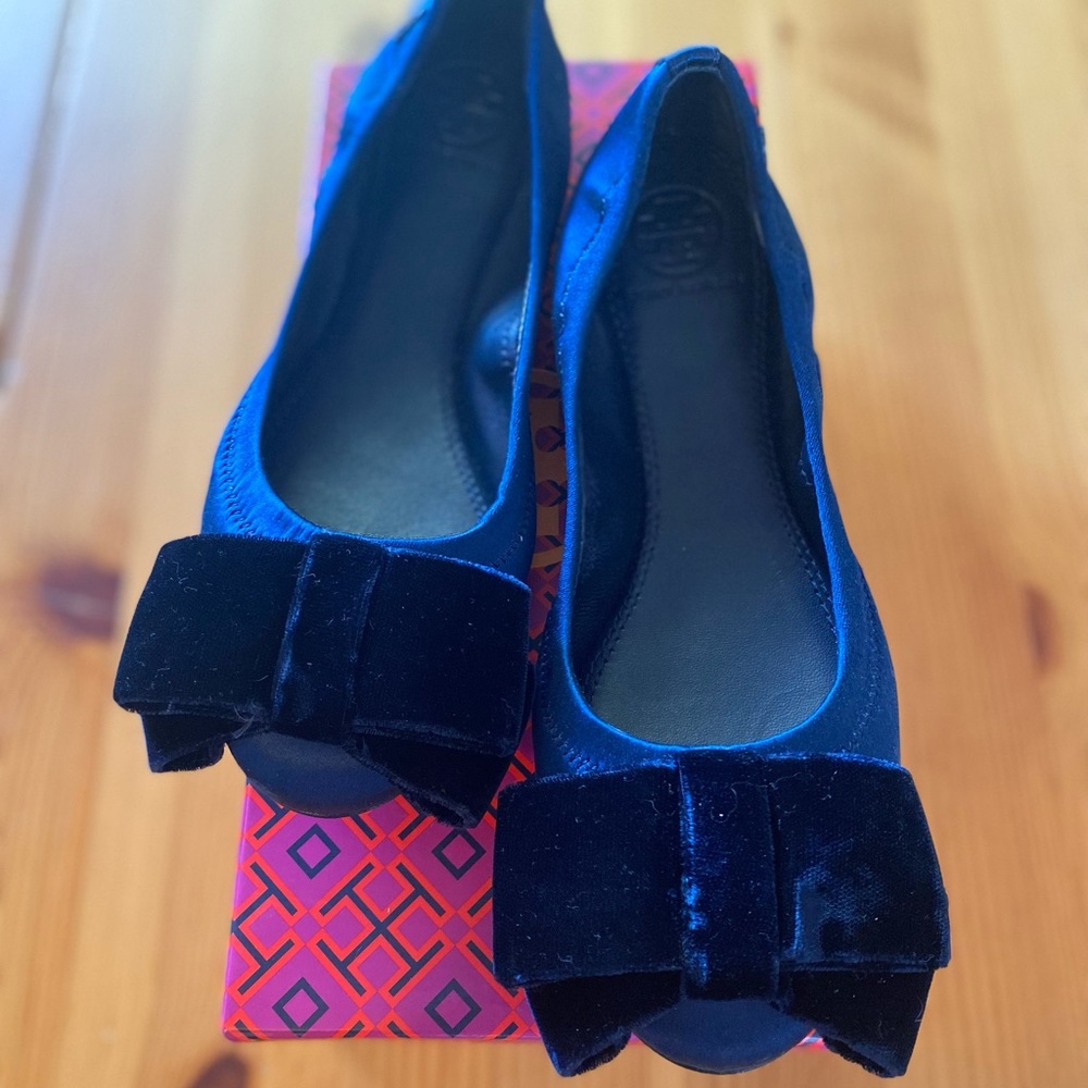 *NEW IN BOX* Tory Burch Viola Flats (Size 6)